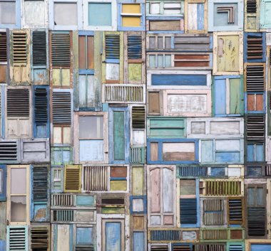 Eski ahşap pencerelerin arka planında kolaj