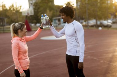 Eğitimden sonra dinlenen çok ırklı genç koşucular
