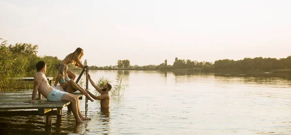 Jóvenes Divirtiéndose Lago Día Verano — Foto de Stock