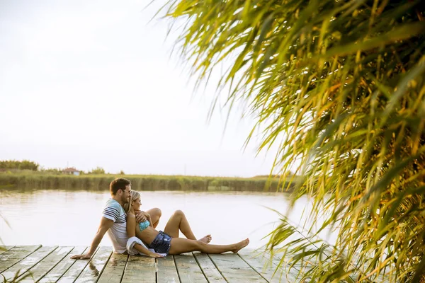 Kärleksfulla Par Sitter Piren Sjön Vid Sommar Solnedgången — Stockfoto