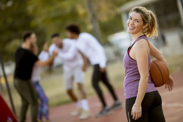 Porträtt Fitness Ung Kvinna Med Basketboll Spela Spel Utomhus Med — Stockfoto