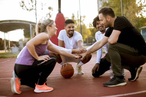 Grupo Multiétnico Jóvenes Jugadores Baloncesto Que Descansan Juntos Cancha — Foto de Stock