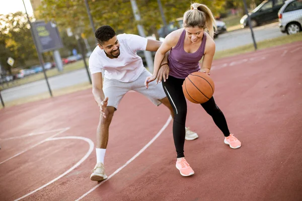 Grupo Jovens Multiétnicos Jogando Basquete Quadra — Fotografia de Stock