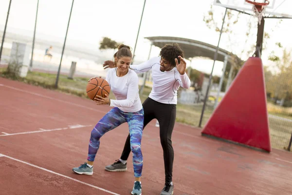 Grupo Jóvenes Multiétnicos Que Juegan Baloncesto Cancha —  Fotos de Stock