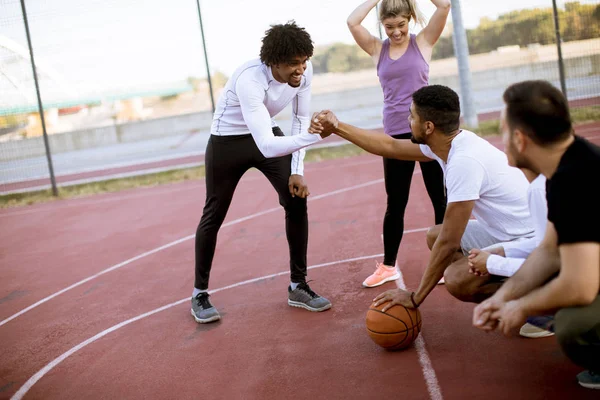 Grupo Multiétnico Jóvenes Jugadores Baloncesto Que Descansan Juntos Cancha — Foto de Stock