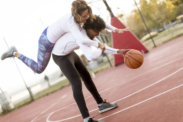 Pareja Multiracial Jugando Baloncesto Cancha —  Fotos de Stock