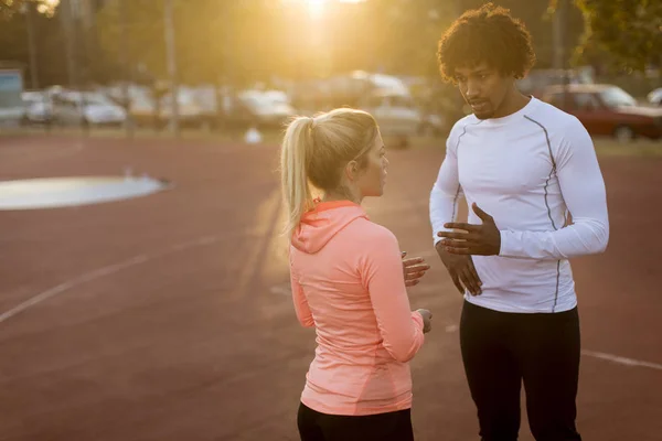 Ein Paar Junge Läufer Ruhen Sich Nach Dem Training Aus — Stockfoto