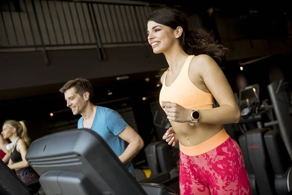 Grupo Jóvenes Corriendo Cintas Correr Gimnasio Moderno —  Fotos de Stock