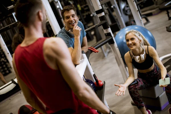 Grupp Ungdomar Sportkläder Pratar Ett Gym Efter Ett Träningspass — Stockfoto