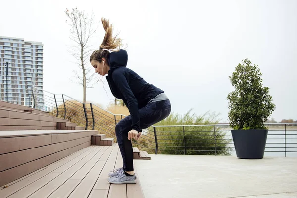 Fitness Ung Kvinna Hoppa Utomhus Urban Miljö — Stockfoto