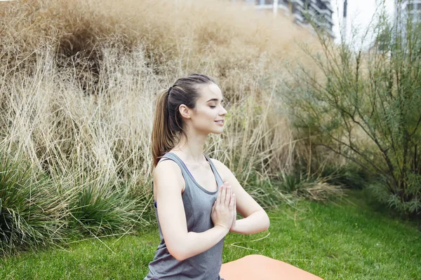 Jonge Vrouw Doet Yoga Oefening Het Park — Stockfoto