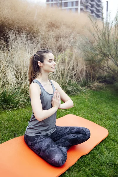 Genç Bir Kadın Parkta Yoga Egzersizi Yapıyor — Stok fotoğraf