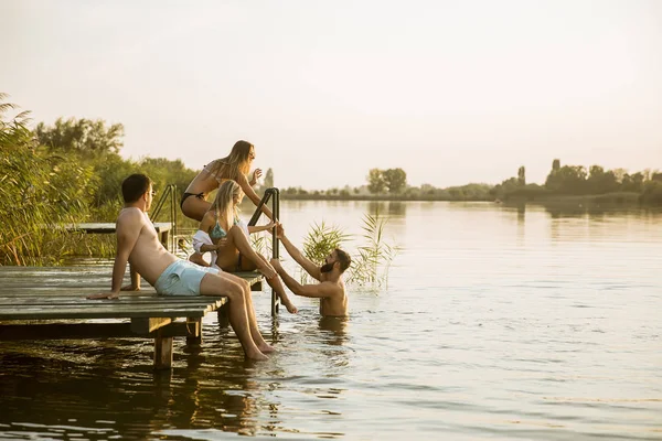 Genç insanlar bir yaz gününde gölde eğleniyor