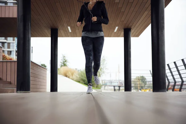 Jonge Vrouw Loopt Buiten Stedelijke Omgeving — Stockfoto