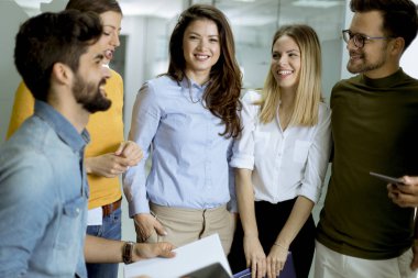 Modern ofiste duran ve beyin fırtınası olan çok ırklı bir grup genç