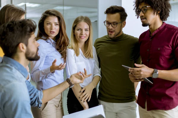 Gruppe Multiethnischer Geschäftsleute Die Modernen Büros Stehen Und Misstrauen — Stockfoto