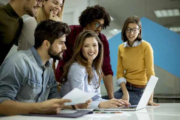 Gruppe Junger Multiethnischer Geschäftsleute Die Gemeinsam Kreativbüro Arbeiten Und Kommunizieren — Stockfoto