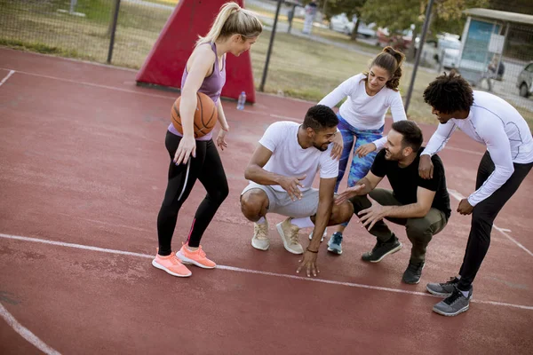 Grupo Multiétnico Jóvenes Jugadores Baloncesto Que Descansan Juntos Cancha — Foto de Stock