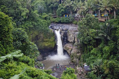 Bali Endonezya - 28 Ocak 2019: Bali Tegenungan şelalede kimliği belirsiz insanlar, Endonezya. Tegenungan şelale popüler bir Bali turistik