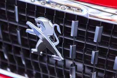 Belgrad, Sırbistan - Mart 23, 2019: Belgrad'da Peugeot araba detay, Sırbistan. Peugeot otomobil üreticisi olarak 1882 yılında kurulmuştur.