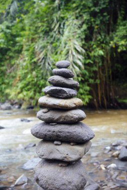 Bali Tegenungan Şelalesi yığılmış zen taşları görünümü, Endonezya