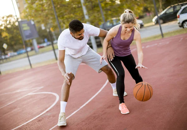 Grupo Jóvenes Multiétnicos Que Juegan Baloncesto Cancha — Foto de Stock