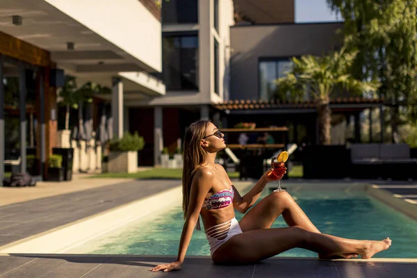 Mulher Bonita Com Bebida Beira Piscina Dia Quente Verão — Fotografia de Stock