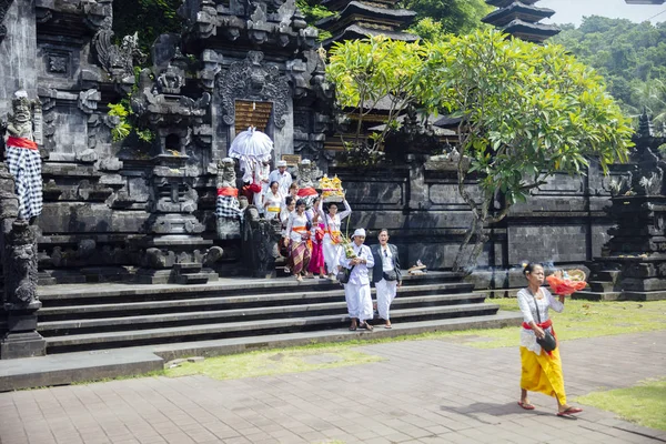 印度尼西亚巴厘岛 2019年1月27日 印度尼西亚巴厘岛的Pura Goa Lawah的不明身份者 它是巴厘岛印度教寺庙 也是巴厘岛六大圣地之一 — 图库照片