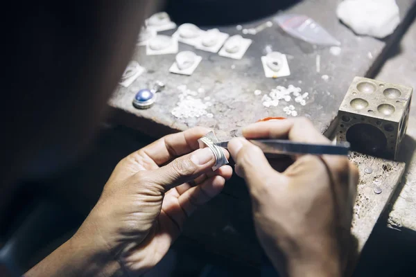 Närbild Att Arbeta Silverbestick Smycken Verkstad — Stockfoto