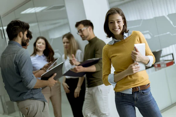 Mujer Negocios Bastante Joven Oficina Inicio Con Tableta Digital Frente —  Fotos de Stock