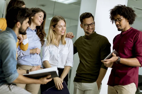 Groupe Multiethnique Jeunes Tenant Dans Bureau Moderne Faisant Remue Méninges — Photo