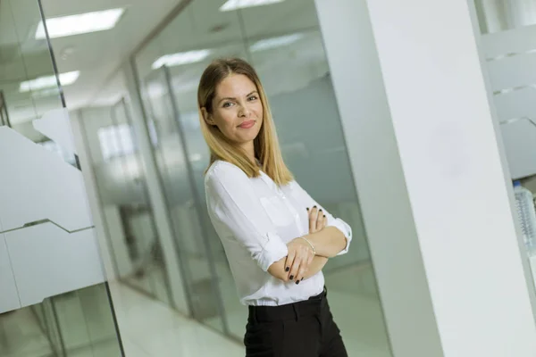 Χαλαρή Μεγάλη Αυτοπεποίθηση Νεαρή Επιχειρηματίας Στέκεται Στο Σύγχρονο Γραφείο — Φωτογραφία Αρχείου