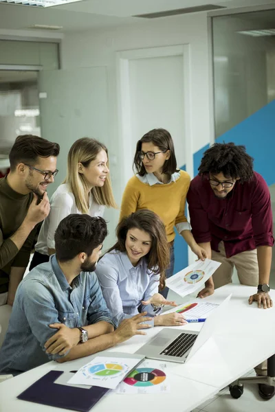 Grupo Jóvenes Empresarios Multiétnicos Que Trabajan Comunican Oficina Creativa —  Fotos de Stock