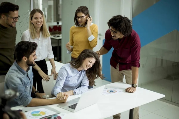 Erfolgreiche Junge Unternehmer Treffen Sich Modernen Büroräumen — Stockfoto