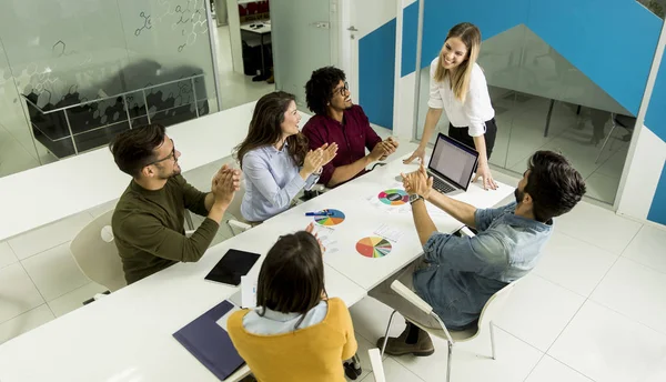 Líder Equipo Bastante Femenina Hablando Con Grupo Personas Raza Mixta —  Fotos de Stock