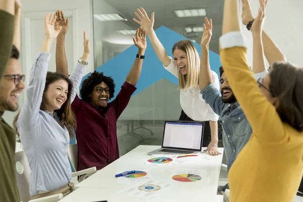 Erfolgreiche Junge Unternehmer Treffen Sich Modernen Büroräumen — Stockfoto