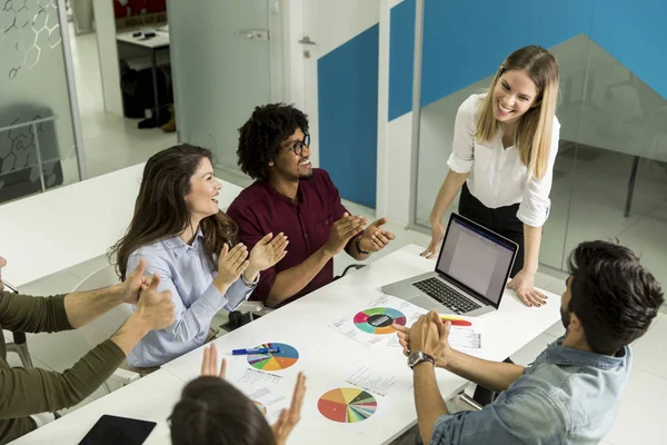 Líder Equipe Muito Feminino Conversando Com Grupo Misto Pessoas Pequeno — Fotografia de Stock