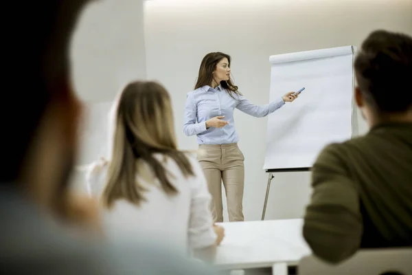 Créatif Positif Femme Leader Parler Plan Affaires Avec Les Étudiants — Photo