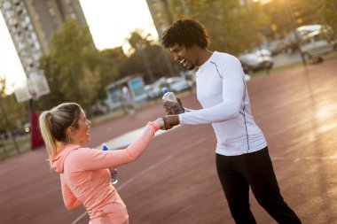 Eğitimden sonra dinlenen çok ırklı genç koşucular