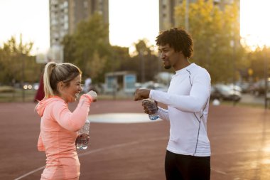 Eğitimden sonra dinlenen çok ırklı genç koşucular
