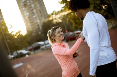 Eğitimden sonra dinlenen çok ırklı genç koşucular