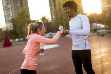 Eğitimden sonra dinlenen çok ırklı genç koşucular