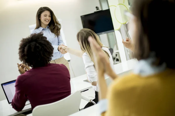 Sorrindo Jovem Mulher Perto Whiteboard Apertando Mão Para Sua Colega — Fotografia de Stock