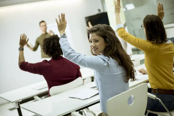 Groep Jonge Studenten Stijgende Handen Vraag Beantwoorden Tijdens Workshop Training — Stockfoto