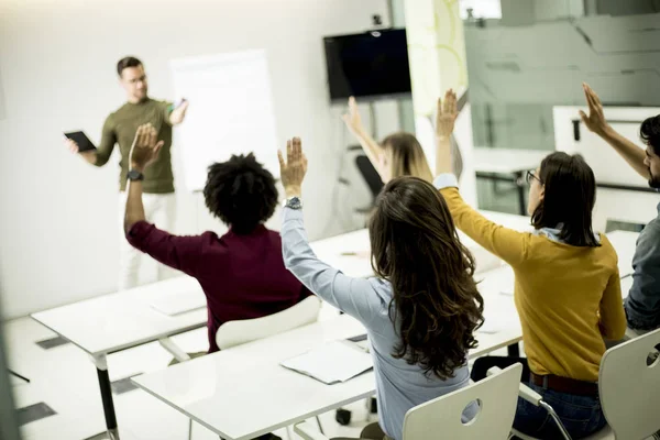 Grupo Jovens Estudantes Levantando Mãos Para Responder Pergunta Durante Treinamento — Fotografia de Stock