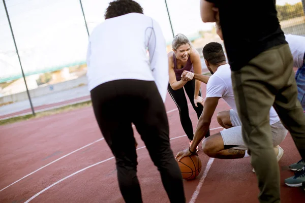 Grupo Multiétnico Jóvenes Jugadores Baloncesto Que Descansan Juntos Cancha — Foto de Stock