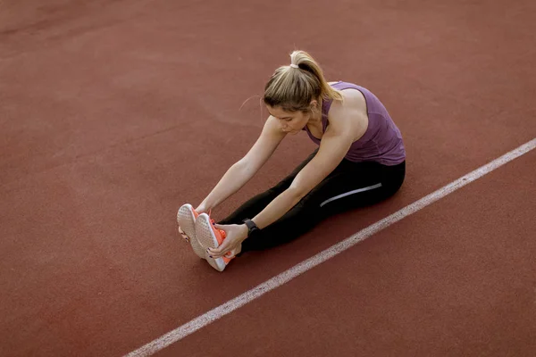 Young Woman Doing Some Warm Exercises Streching Legs Court Outdoor — Stock Photo, Image