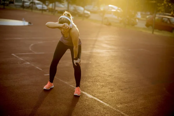 Mooie Jonge Vrouw Rusten Een Actieve Fitness Training Terwijl Staan — Stockfoto