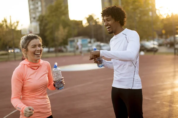 Ein Paar Junge Läufer Ruhen Sich Nach Dem Training Aus — Stockfoto