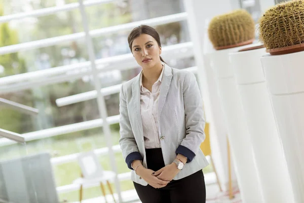 Retrato Una Joven Mujer Negocios Hermosa Pie Oficina Moderna —  Fotos de Stock